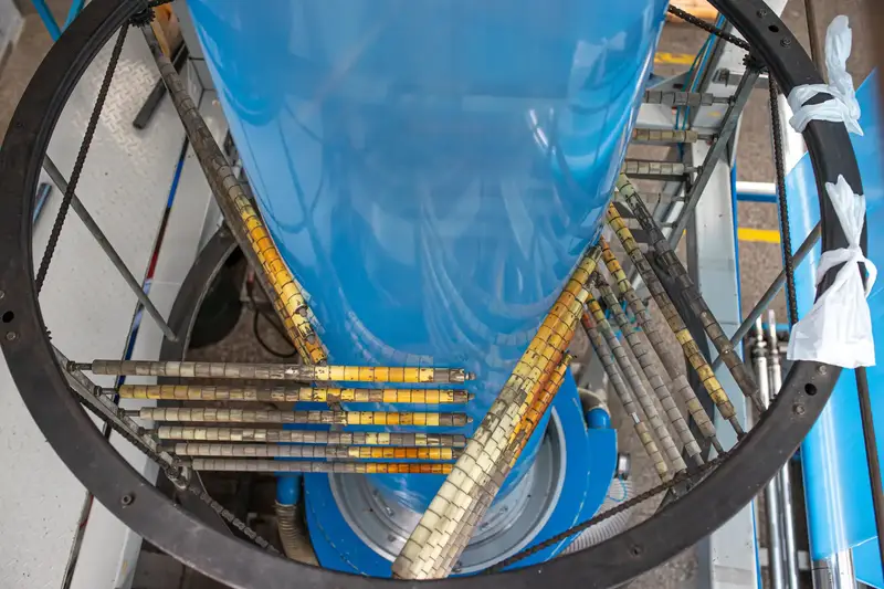 Burbuja de film de polietileno azul en la torre de extrusión