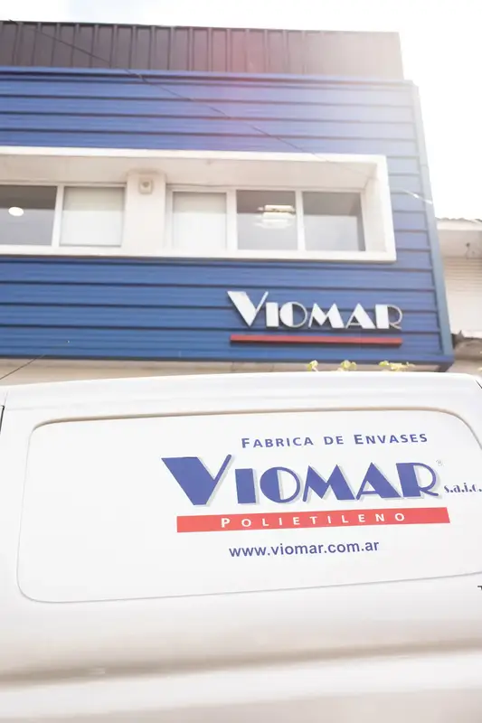 Utilitario de Viomar frente al edificio de la empresa